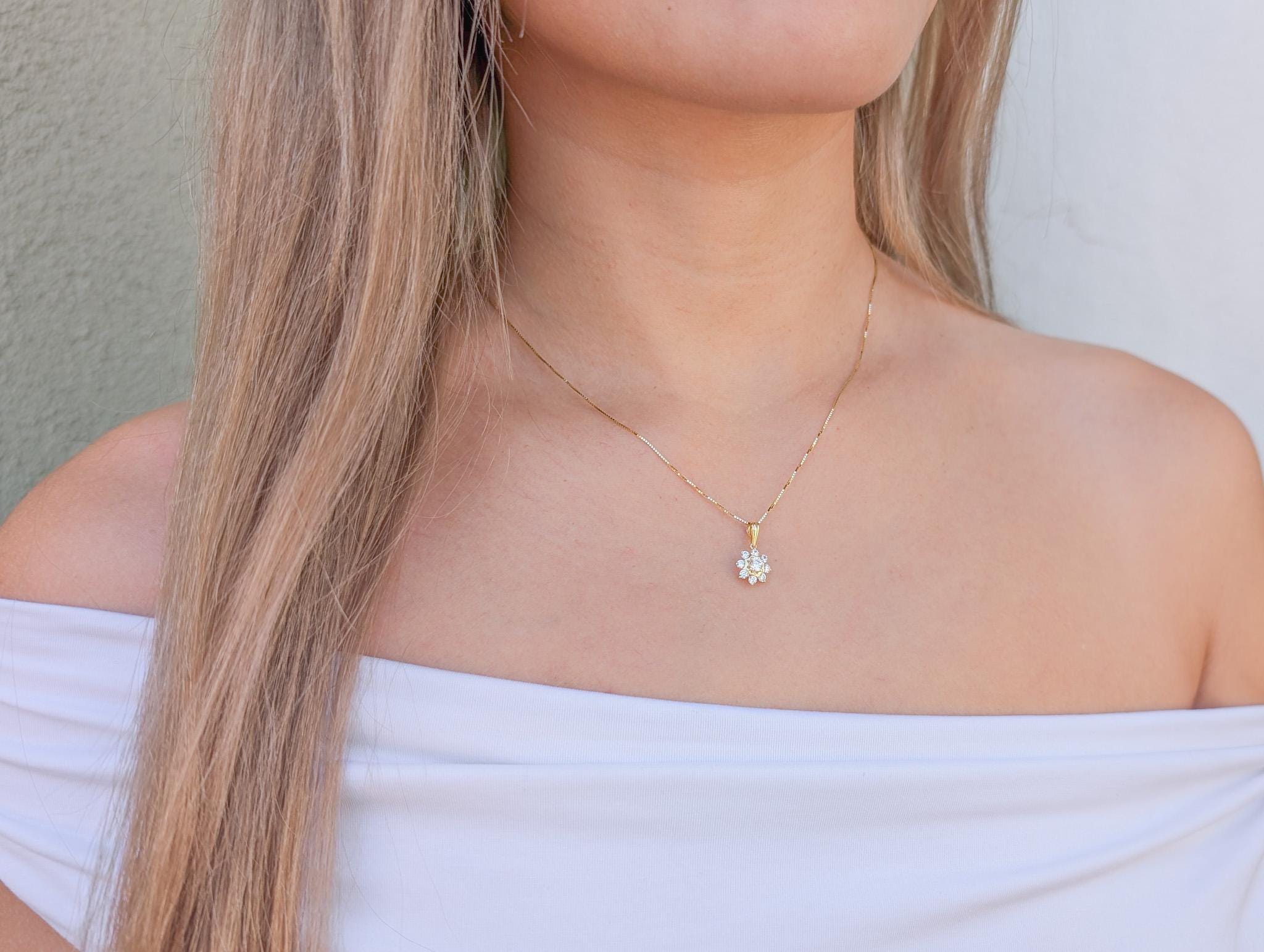 Tiny Flower Pendant Necklace