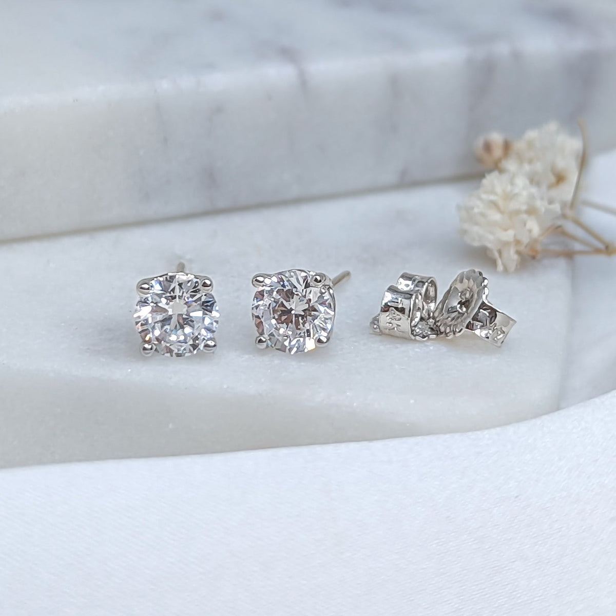 Basket Solitaire Stud Earrings