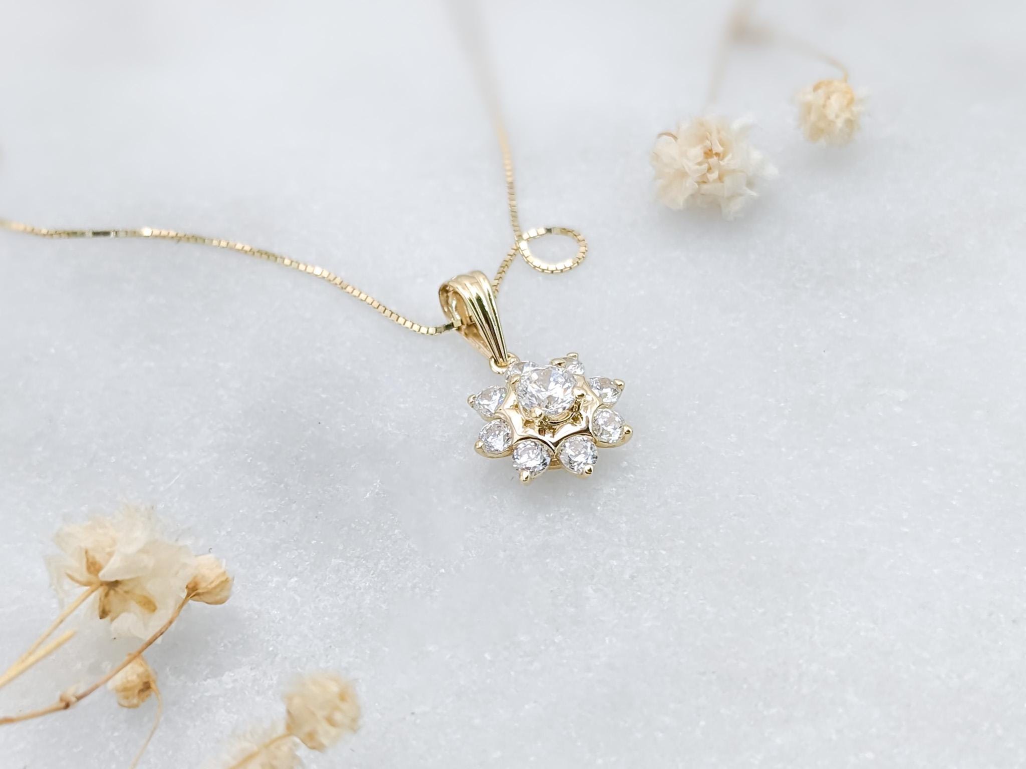 Tiny Flower Pendant Necklace
