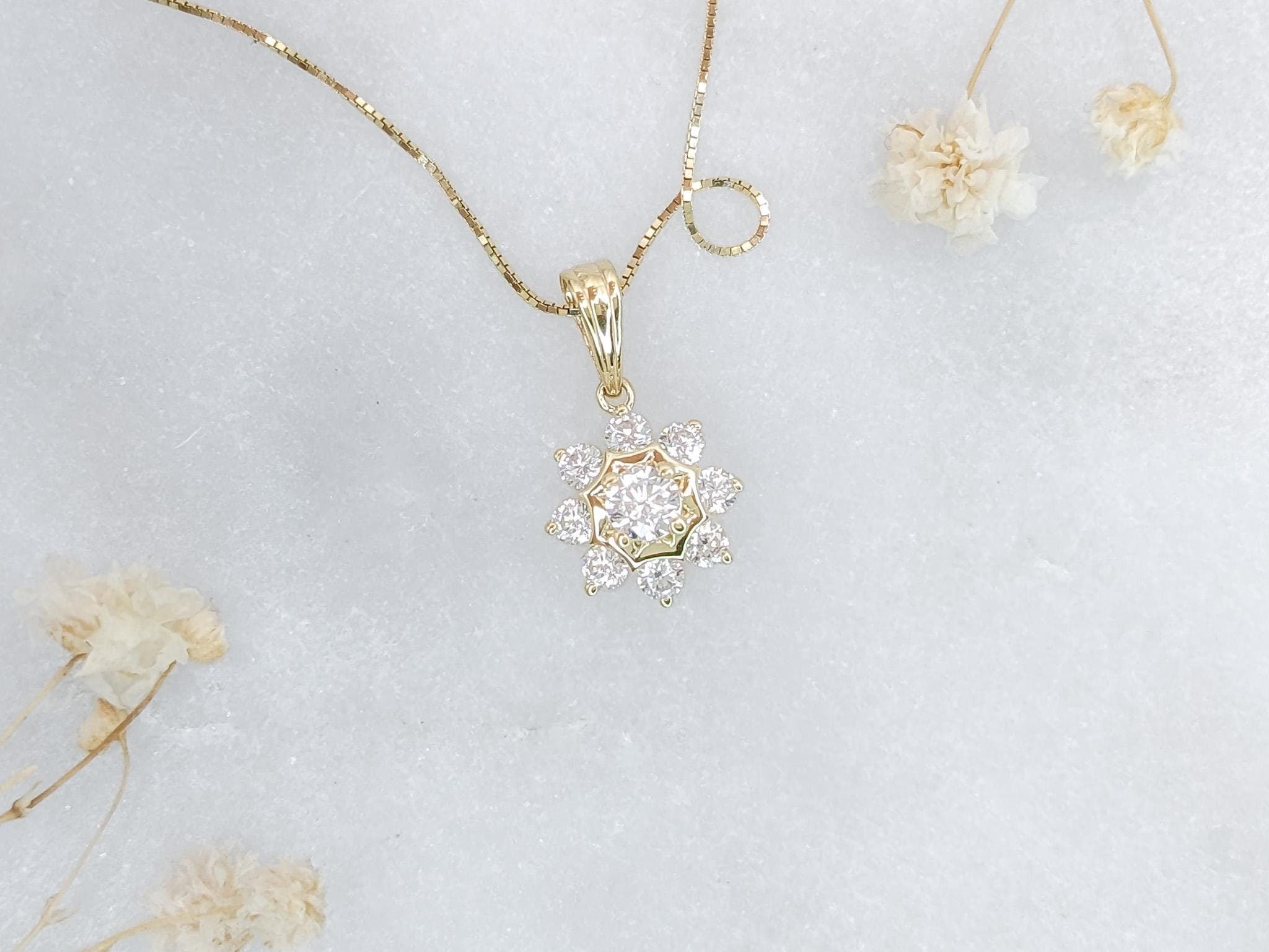 Tiny Flower Pendant Necklace