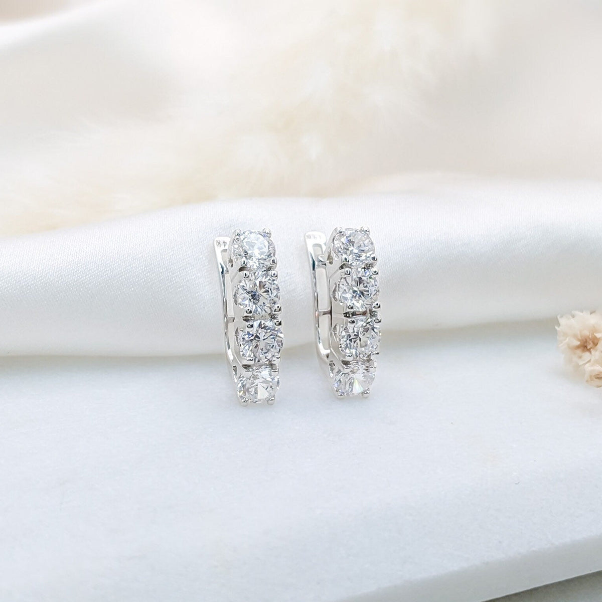 Eternity English Lock Earrings